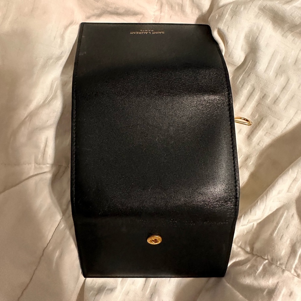 Used YSL, 5 keys holder. Very soft, you can see dents from the pictures.